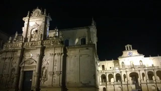 Baroque facades in pale sandstone around an enclosed square
