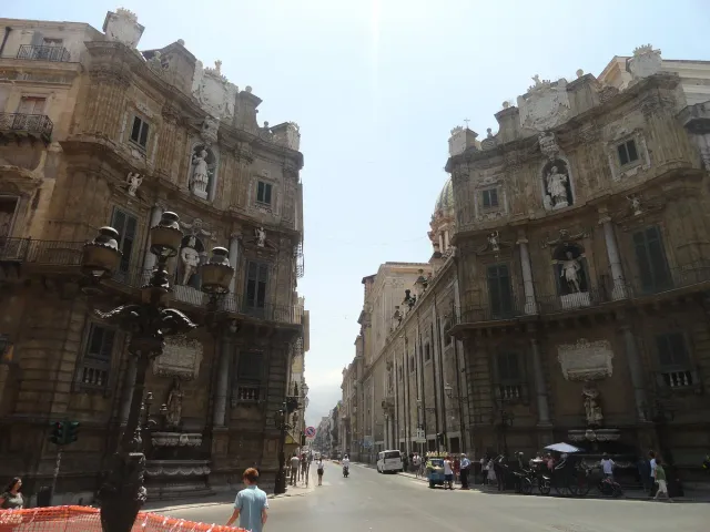 A baroque crossroads with four curved facades decorated with statues